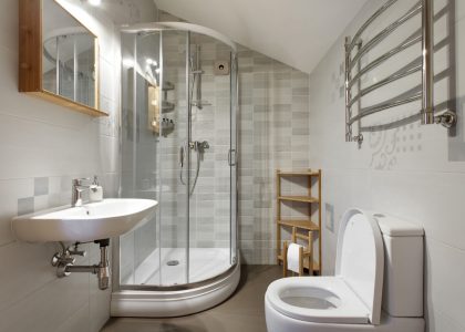 Small bathroom in gray tones